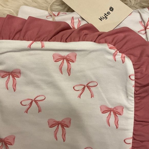 Kyte Baby Bow toddler Ruffled Blanket - Picture 2 of 3